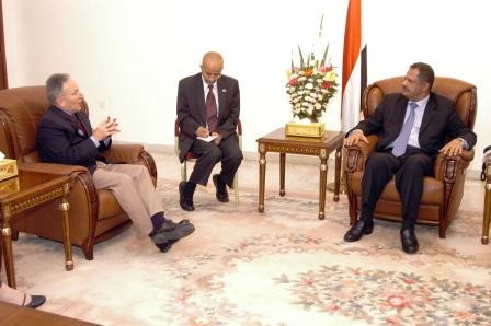 رئيس الوزراء لدى استقباله السفير الامريكي أمس